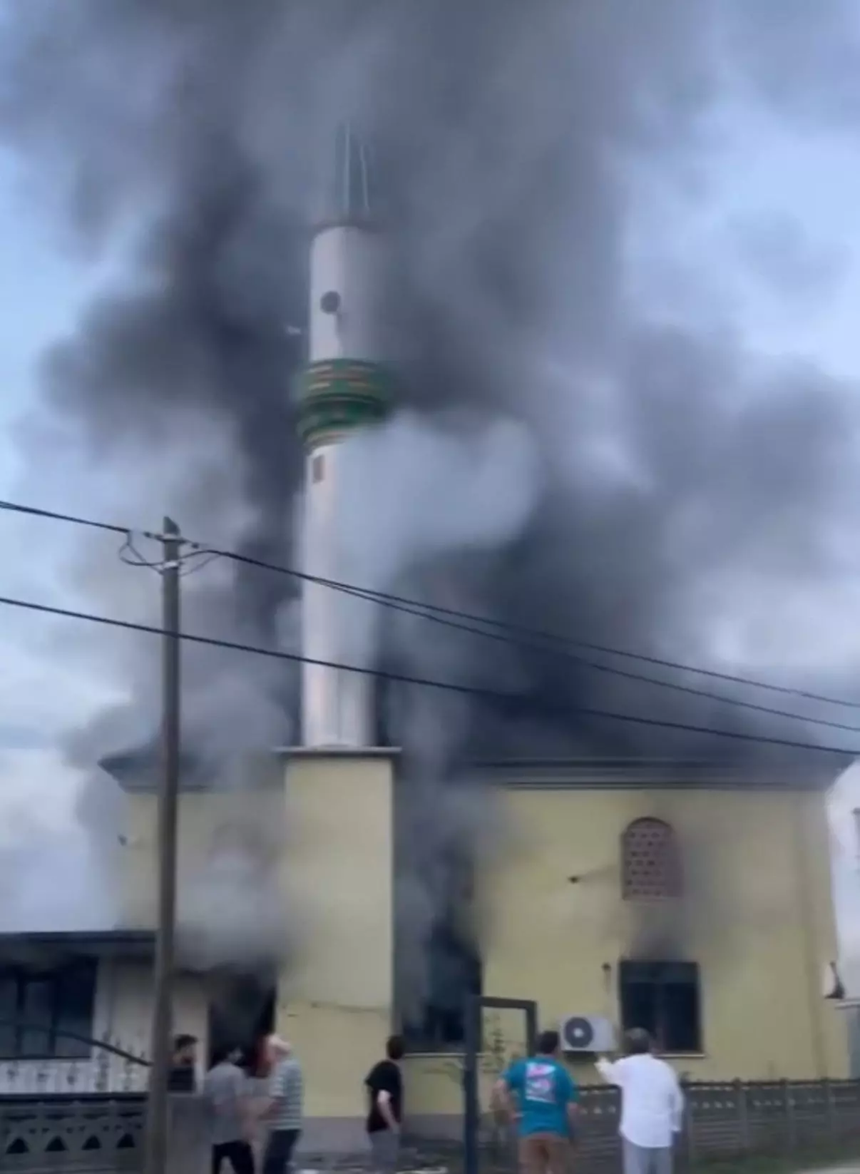 Akşam namazı öncesi camide yangın çıktı: Alevler her yeri sardı!