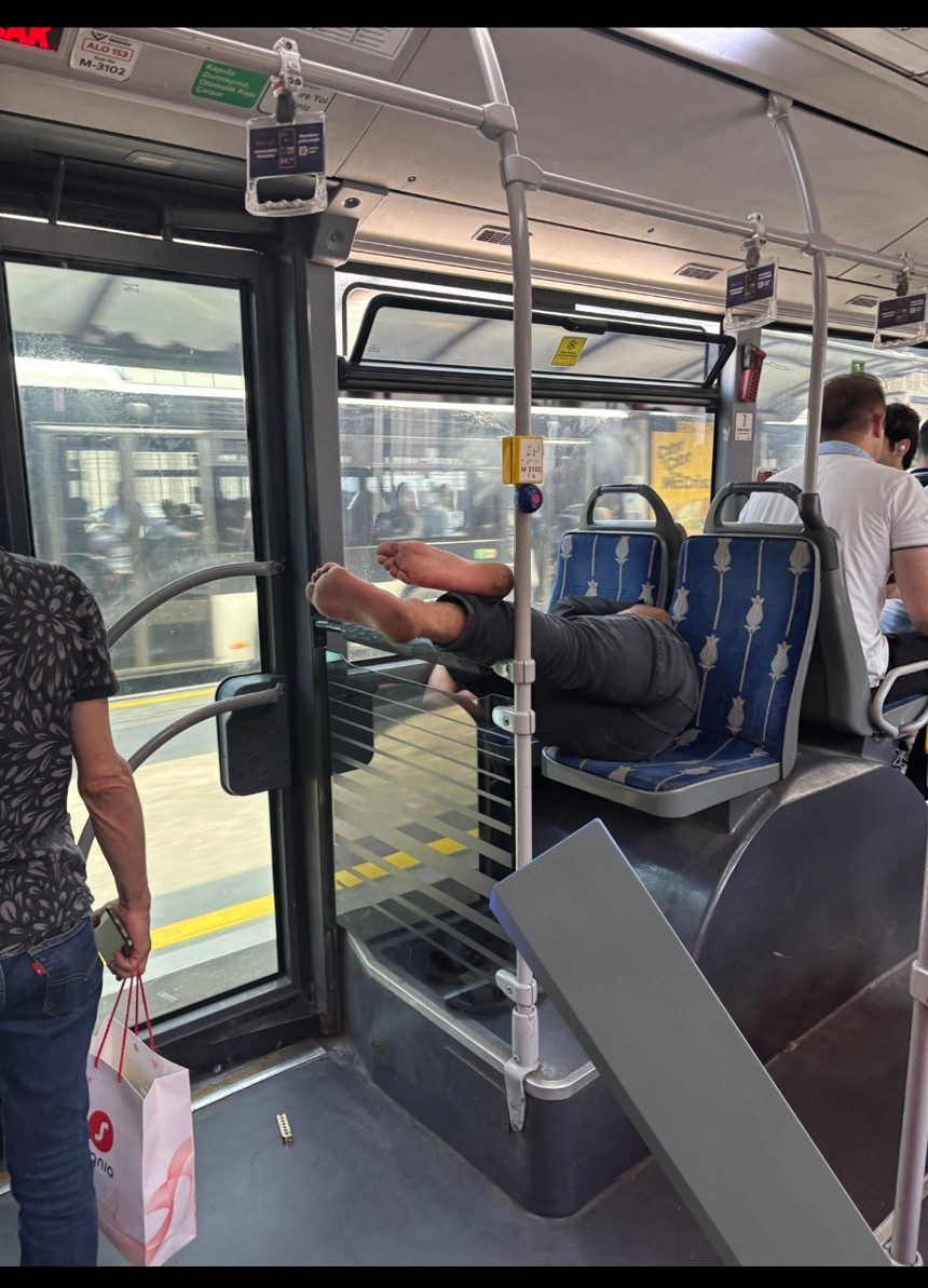 Kekodan duygu sömürüsü! Metrobüsü babasının evi gibi kullanmıştı, özrü kabahatinden beter