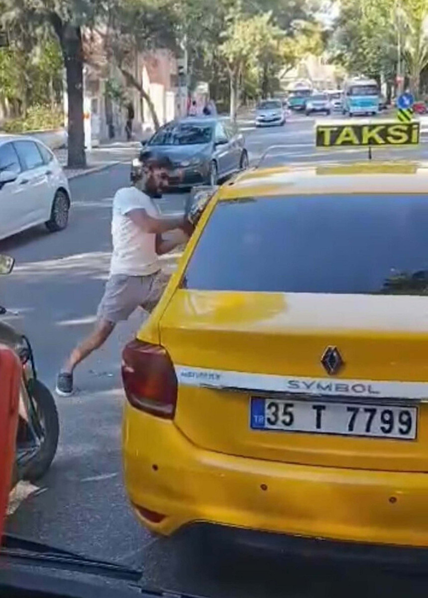 Bornova'da motosikletli kurye ile taksici birbirine girdi, trafik boks ringine döndü - Resim : 2