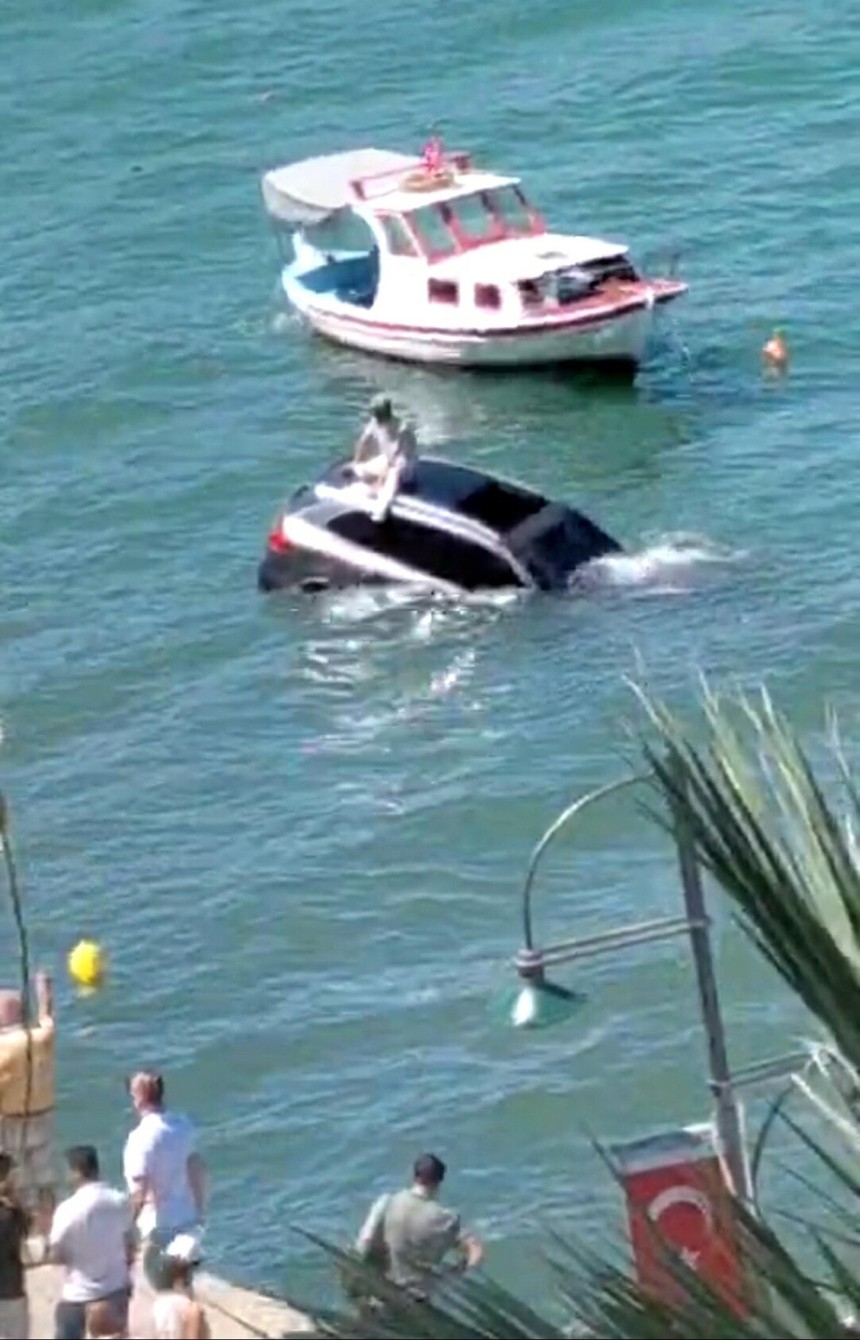 Ayvalık'ta ilginç kaza... Otomobiliyle denize uçan adam aracının üzerine oturup yardım bekledi - Resim : 2