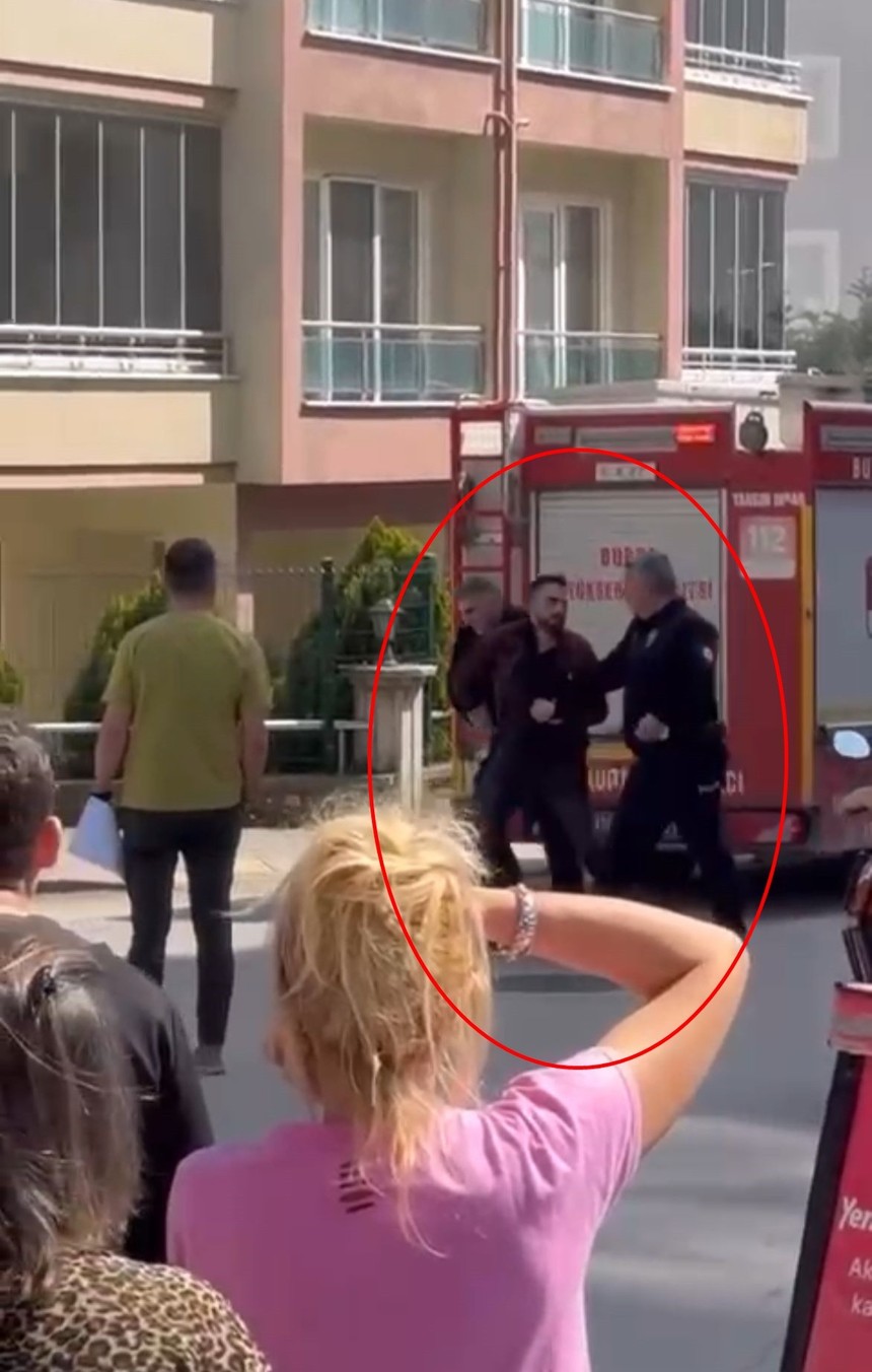 Evini kundakladı, dışarıda alevleri izlerken polis tarafından yakalandı