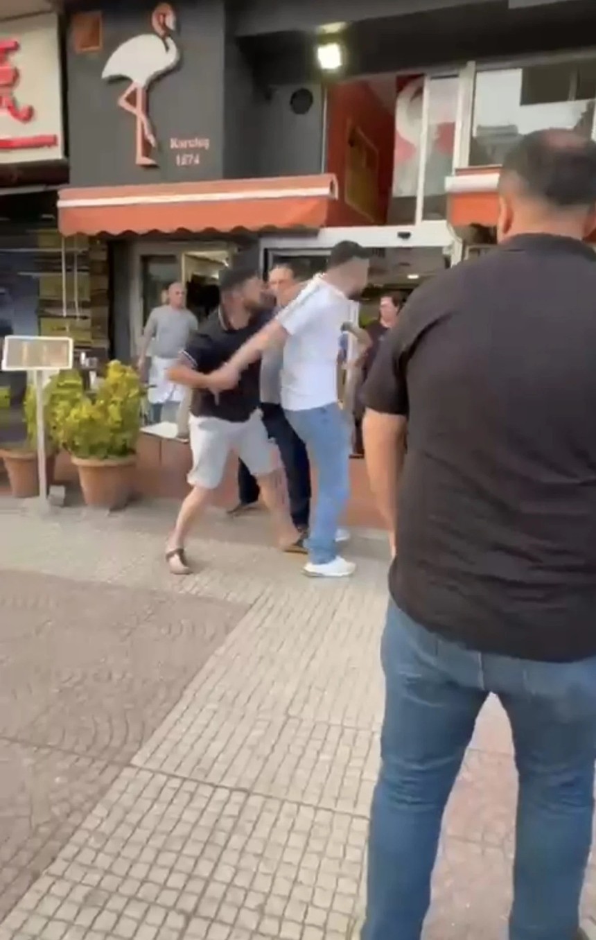 İstanbul'da maganda dehşeti: Aracına çarpan sürücüye saldırdı!