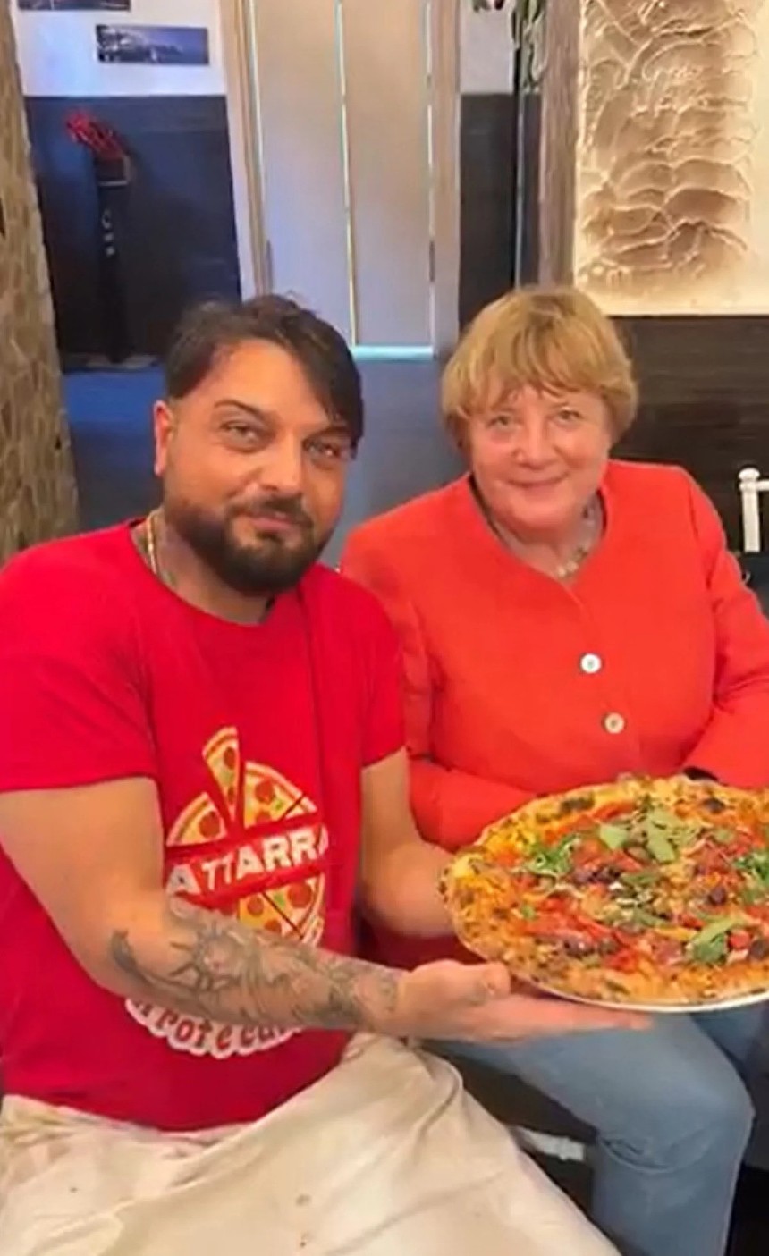 Angela Merkel, İtalya'da tek başına pizza yerken görüntülendi