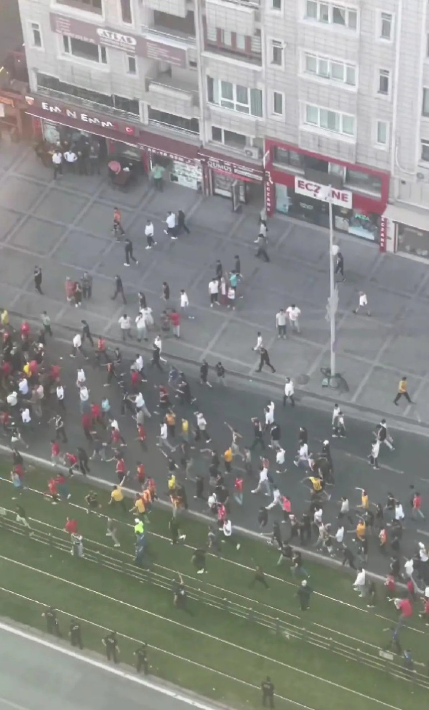 Kayserispor taraftarından Galatasaray'ın kaldığı otele saldırı! - Resim : 2