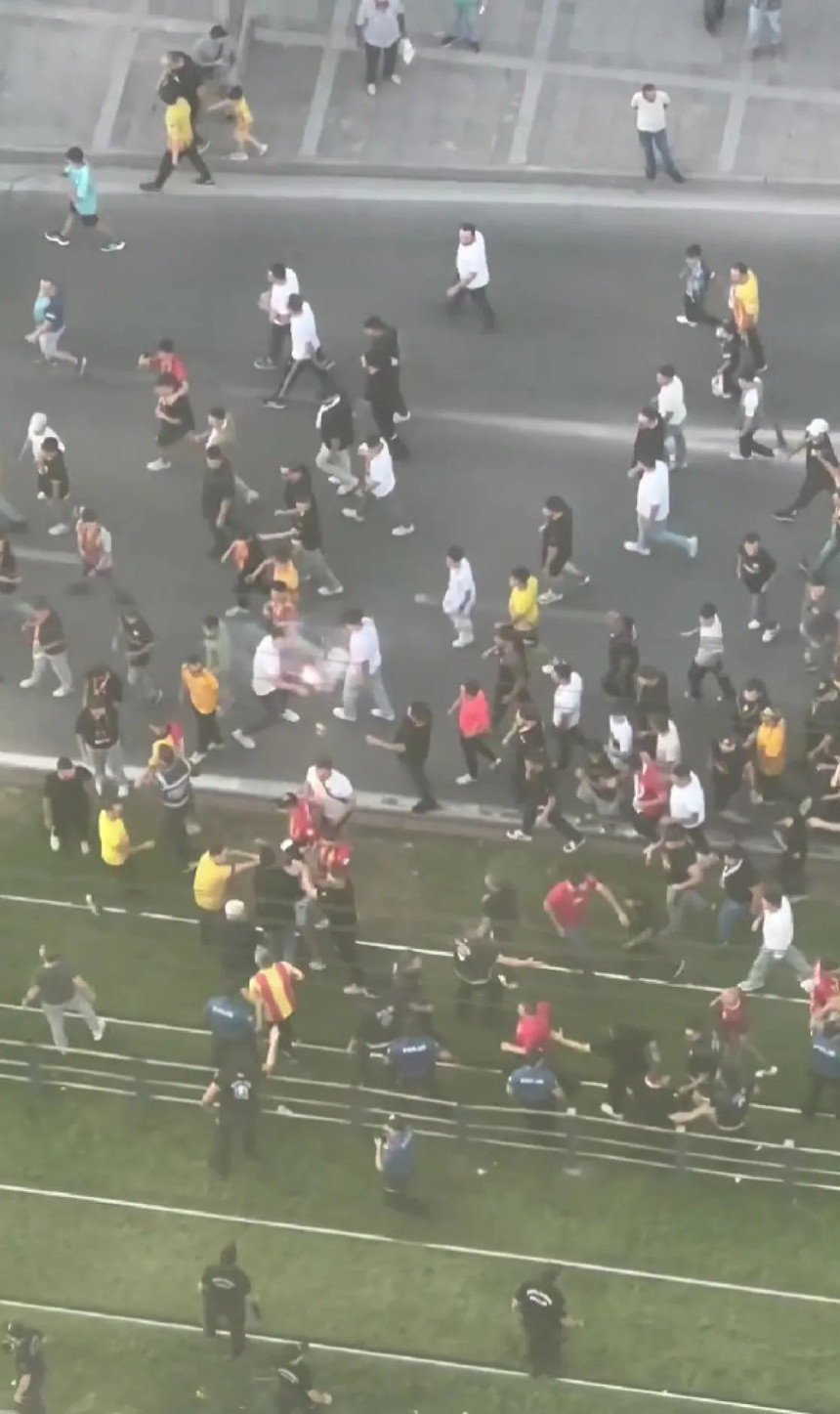 Kayserispor taraftarından Galatasaray'ın kaldığı otele saldırı!