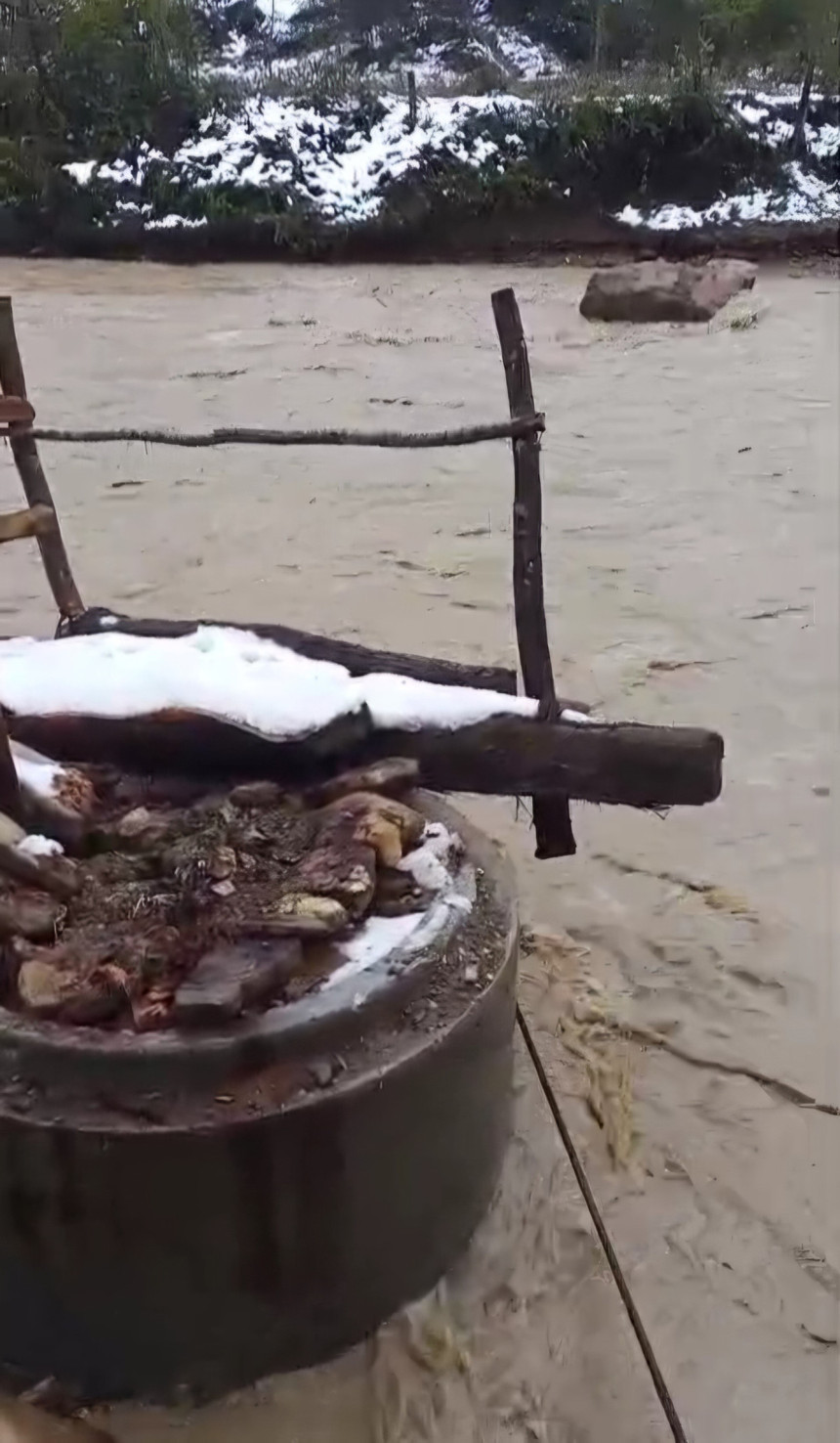 Bartın yoğun kar yağışına teslim! Dere taştı köprü yıkıldı