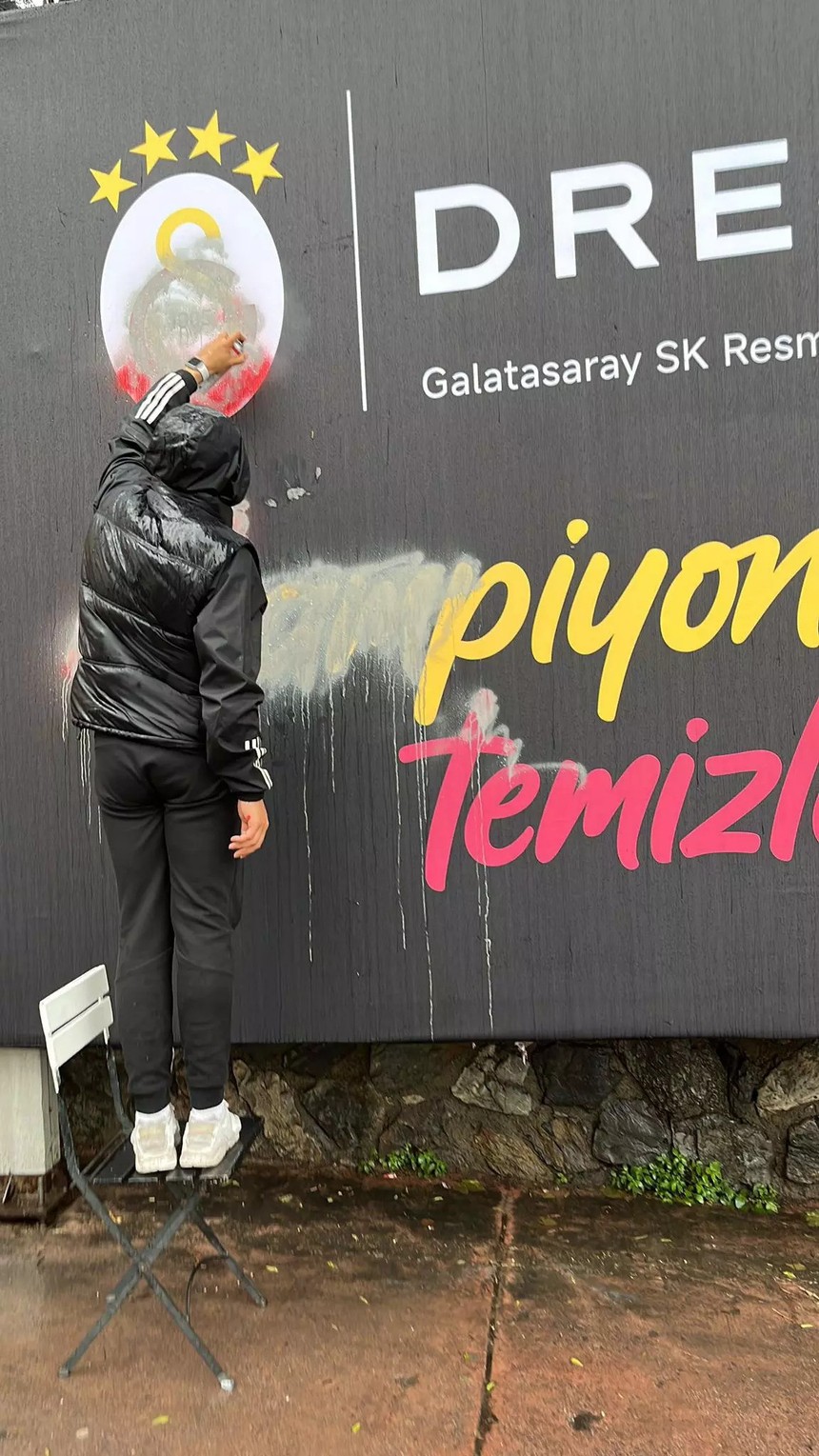 Beşiktaş'ın stadyumunda 'Şampiyon Galatasaray' yazılı reklam panosu - Resim : 2
