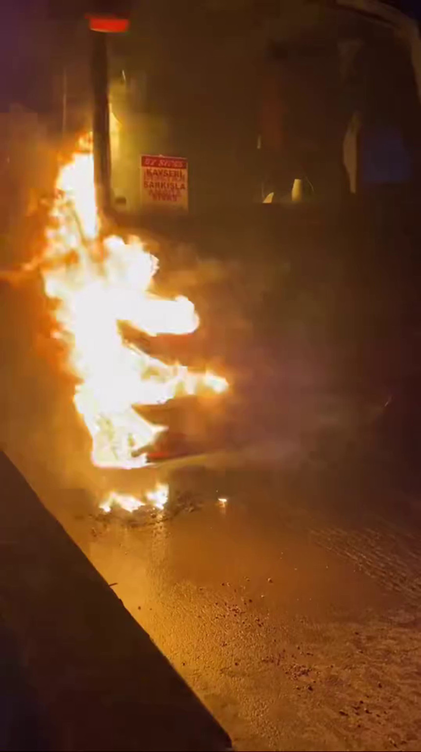 Seyir halindeki yolcu otobüsünde korkutan yangın