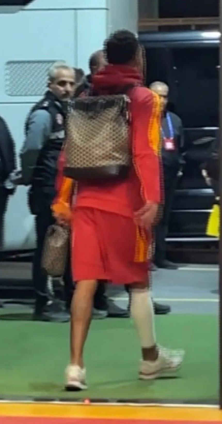 Galatasaray bir kötü haber daha! Ismail Jakobs, maç sonu stadyumdan ayak bileği sargılı ayrıldı! - Resim : 3