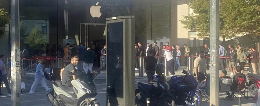 İstanbul'da iPhone 17 için uzun kuyruk oluştu!