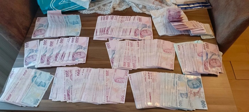İzmir'de ByLock kullanıcısı oldukları tespit edilen FETÖ'cülere operasyon: 31 gözaltı - Resim : 2