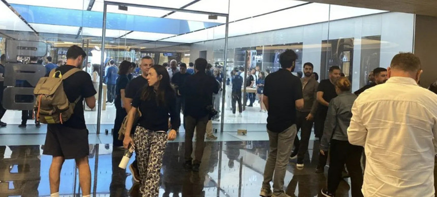 İstanbul'da iPhone 17 için uzun kuyruk oluştu! - Resim : 2