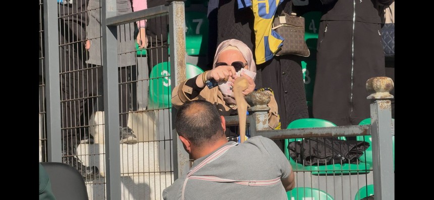 K.Ç.Sinop Sporlu kadınlar önce tezahürat yaptı sonra para saçtı - Resim : 7
