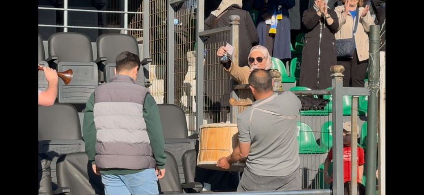 K.Ç.Sinop Sporlu kadınlar önce tezahürat yaptı sonra para saçtı - Resim : 14