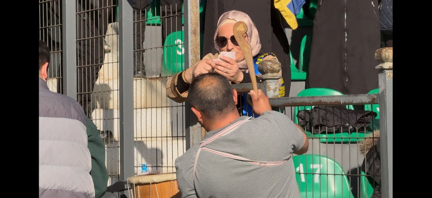 K.Ç.Sinop Sporlu kadınlar önce tezahürat yaptı sonra para saçtı - Resim : 12