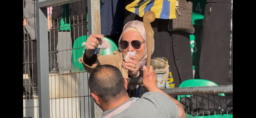 K.Ç.Sinop Sporlu kadınlar önce tezahürat yaptı sonra para saçtı - Resim : 4