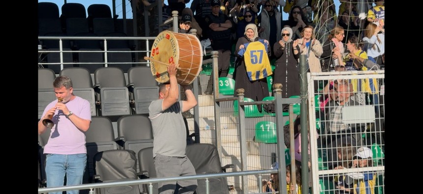 K.Ç.Sinop Sporlu kadınlar önce tezahürat yaptı sonra para saçtı - Resim : 5