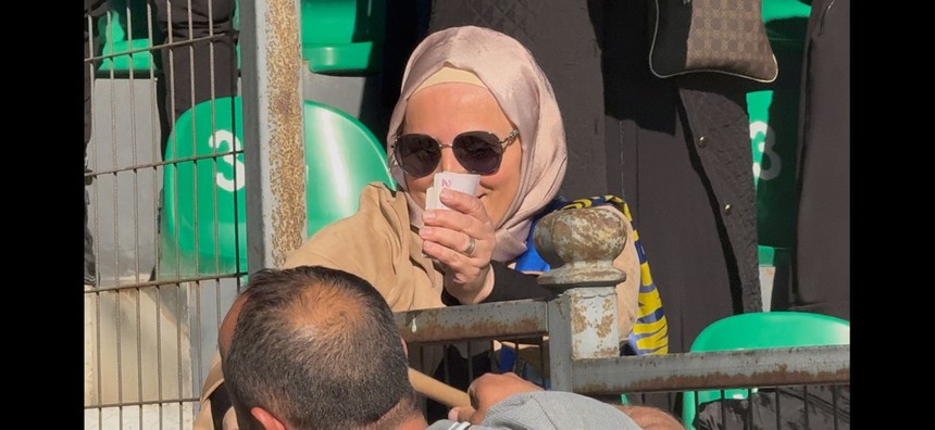 K.Ç.Sinop Sporlu kadınlar önce tezahürat yaptı sonra para saçtı - Resim : 6