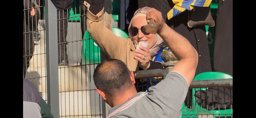 K.Ç.Sinop Sporlu kadınlar önce tezahürat yaptı sonra para saçtı - Resim : 9
