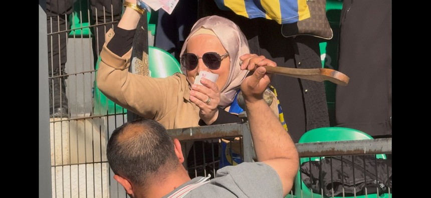K.Ç.Sinop Sporlu kadınlar önce tezahürat yaptı sonra para saçtı - Resim : 8