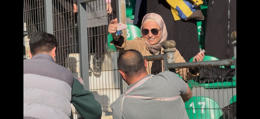 K.Ç.Sinop Sporlu kadınlar önce tezahürat yaptı sonra para saçtı - Resim : 2
