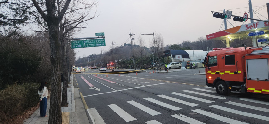 Otoyolda oluşan dev çukur hareket halindeki motosikleti yuttu, sürücü kayıp