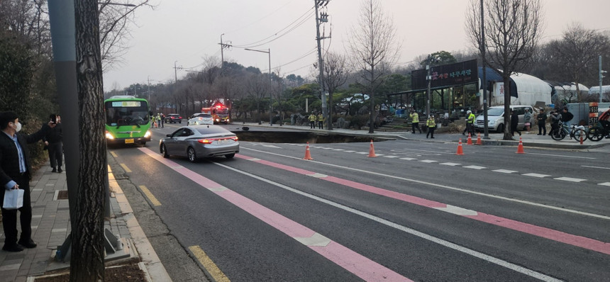 Otoyolda oluşan dev çukur hareket halindeki motosikleti yuttu, sürücü kayıp - Resim : 2