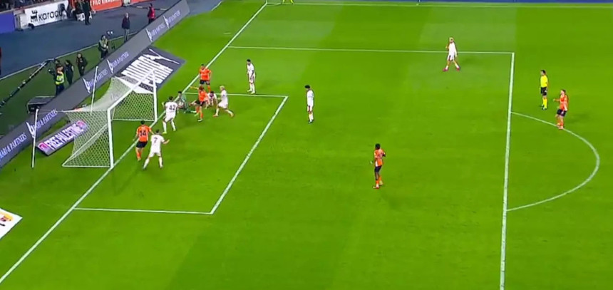 Başakşehir - Galatasaray maçında geceye damga vuran pozisyon! Gol 4 dakika incelenip iptal edildi!