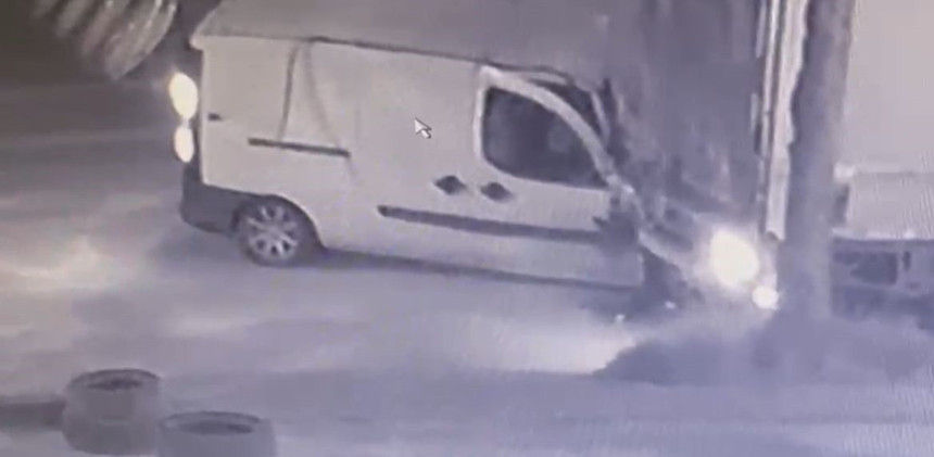 Bursa’da tırın altına giren kamyonet sürücüsünden mucizevi kurtuluş! Kendi imkanlarıyla çıktı