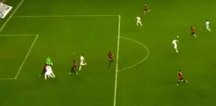 Sahalarda görülmemiş olay! Kaleci kavgayı ayırırken gol yedi! - Resim : 2
