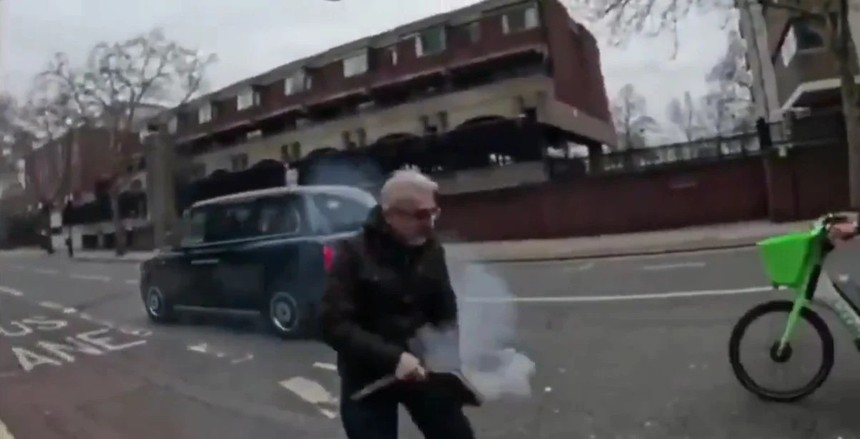 Londra'daki Türk Konsolosluğu önünde Kur'an-ı Kerim yakan şahsa meydan dayağı! - Resim : 2