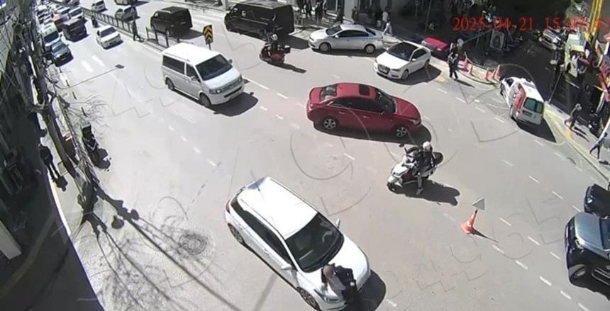 Amasya’da kavşakta kaza! Yayaya çarpan otomobil kamerada