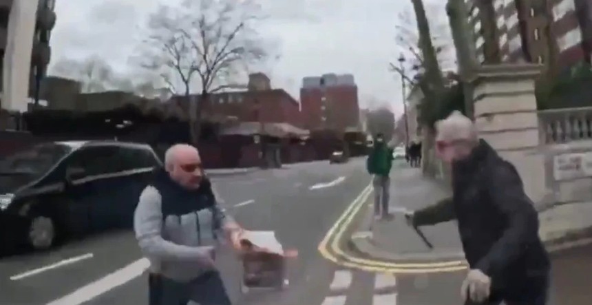 Londra'daki Türk Konsolosluğu önünde Kur'an-ı Kerim yakan şahsa meydan dayağı!