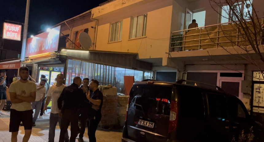 Bursa'da ihbar üzerine eve gelen sağlık ekiplerine "katliam yaparım" tehdidi kamerada - Resim : 2