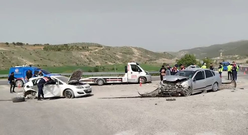 Adıyaman Besni'de otomobiller kafa kafaya çarpıştı: 1 ölü, 8 yaralı