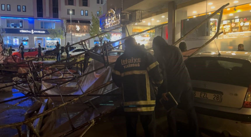 Fırtana ortalığı savaş alanına çevirdi!  İskele devrildi, 3 araç hurdaya döndü