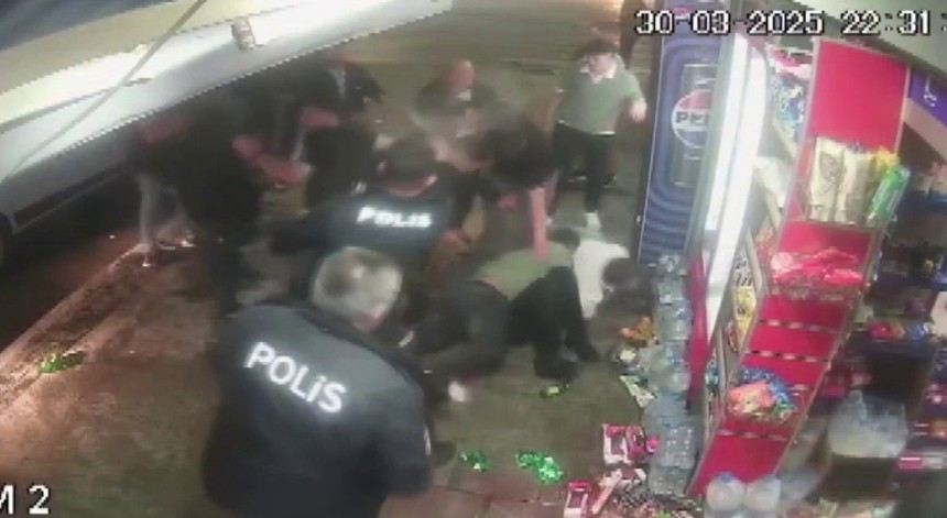 Tekel bayisinde dehşete düşüren anlar: İki kişiyi öldüresiye dövdüler!