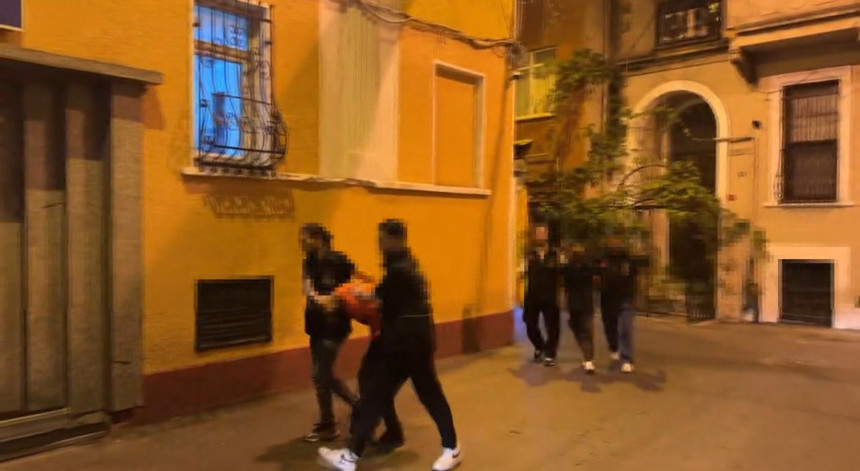 Taksim'de 67 yaşındaki adama yürüyen merdivende gasp kamerada! Ya paran ya canın dediler