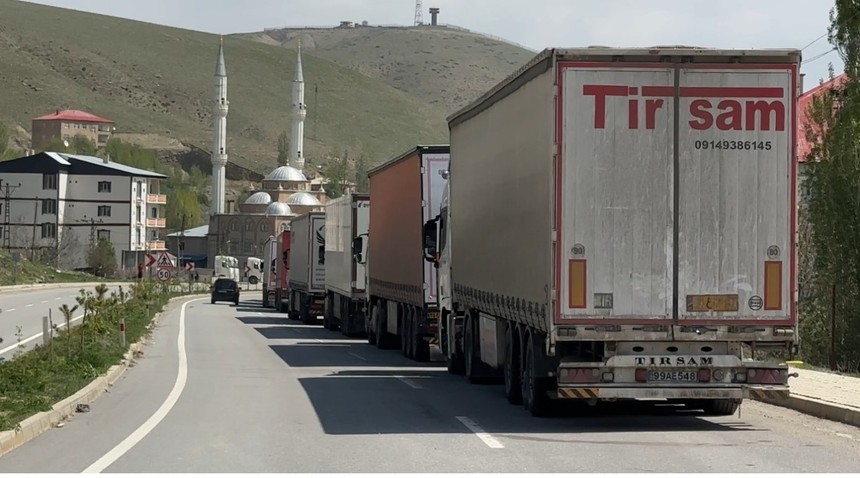 Türkiye-İran sınırında hareketlilik! Esendere’de 2 kilometrelik tır kuyruğu oluştu