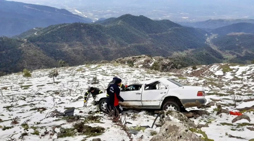 Erbaa'da otomobil 60 metreden yuvarlandı, 4 kişi yaralandı