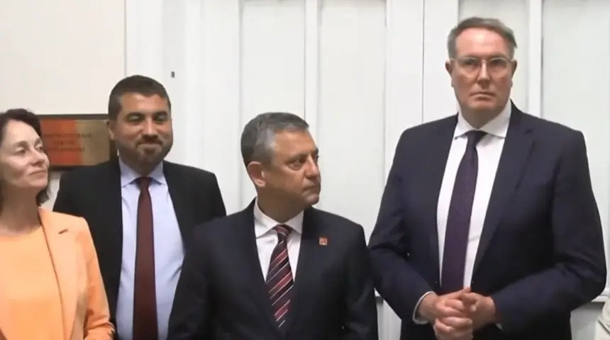 Meclis'te şok anlar! Kimse bunu beklemiyordu... Özgür Özel destek görüşmesinde neye uğradığını şaşırdı! - Resim : 2