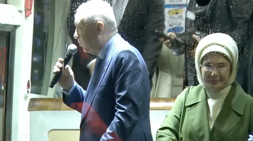 Cumhurbaşkanı Recep Tayyip Erdoğan Rize'de: Çiçeklerle karşılandı! - Resim : 3