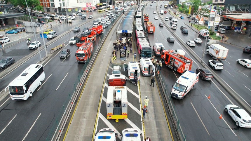 Beylikdüzü'nde iki metrobüs çarpıştı: 1 ölü, 20 yaralı! Acı haberi Valilik duyurdu