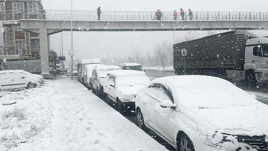 Lapa lapa kar geliyor! Bu illerde yaşayanlar dikkat