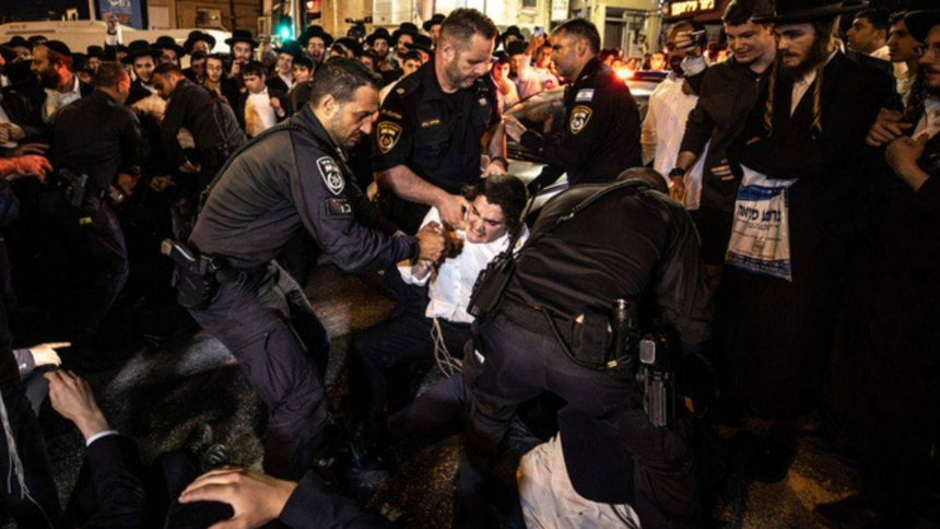 İsrail’de askerlik karşıtı Ultra Ortodokslara araçlı saldırı: Kalabalığın arasına daldı!