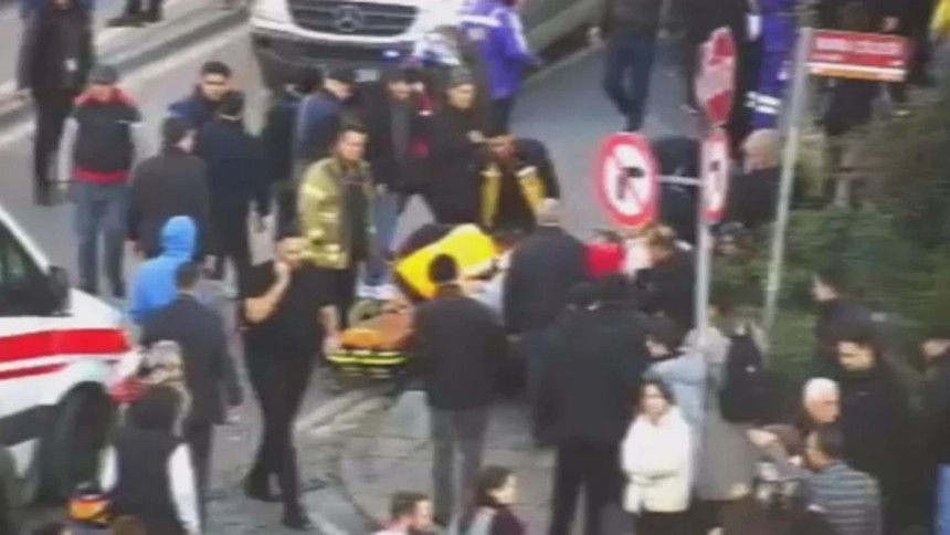 Şişli’de yaya geçidinde dehşet: Otomobil kalabalığın arasına daldı, 2 kişi öldü! İşte ilk görüntüler