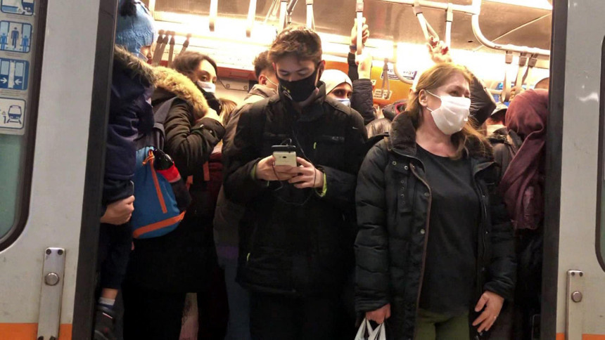 İstanbul'da toplu taşıma araçları tıklım tıklım!