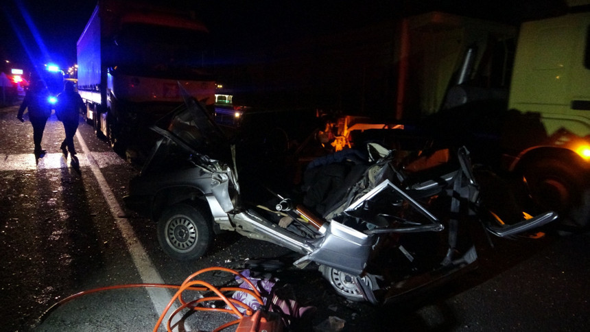 Tırla çarpışan otomobil kağıt gibi ezildi!