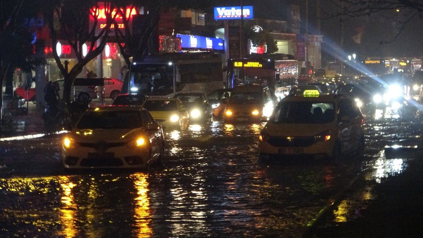 Antalya'da fırtına ve hortum! Yollar nehre döndü, caminin minaresi devrildi