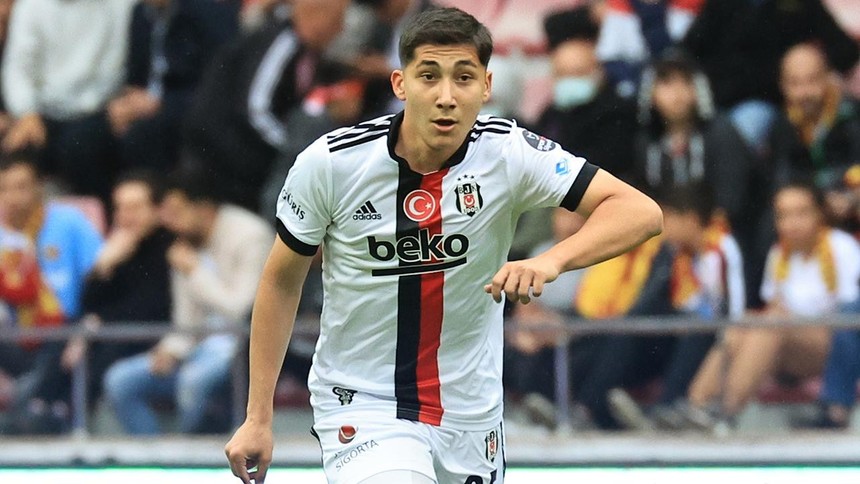 Emirhan lkhan of Besiktas JK dribbles with the ball past Papy News Photo  - Getty Images